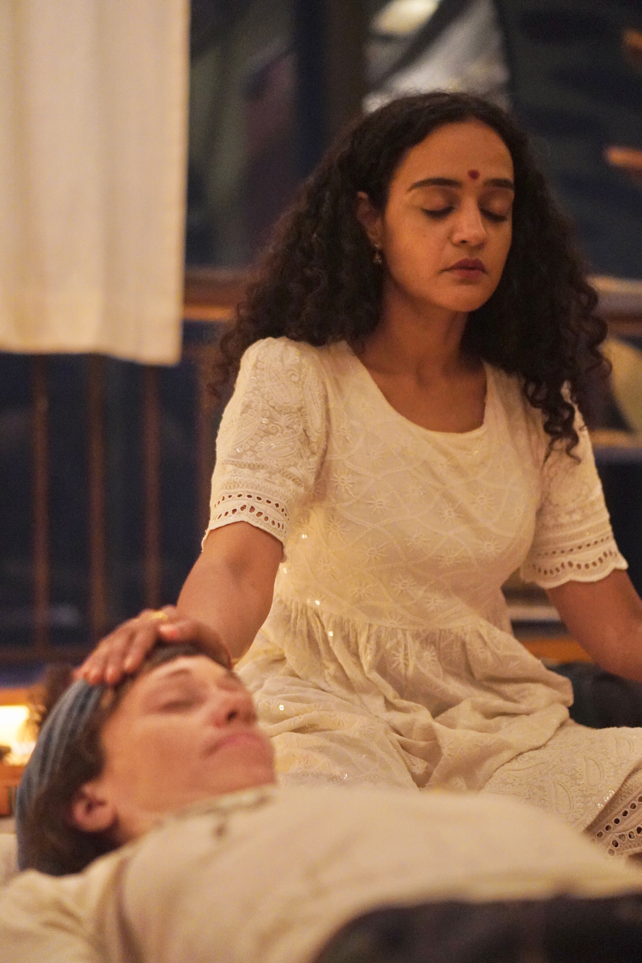 Ramana offering a Reiki healing session at Aavya retreat in Tapovan Rishikesh